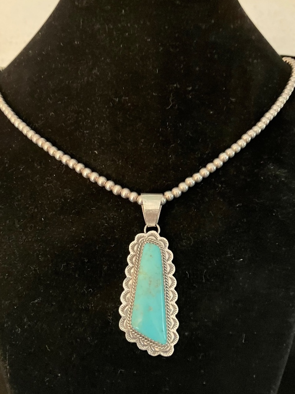 Vintage 925 Navaho scalloped large blue Turquoise pendant & bead necklace
